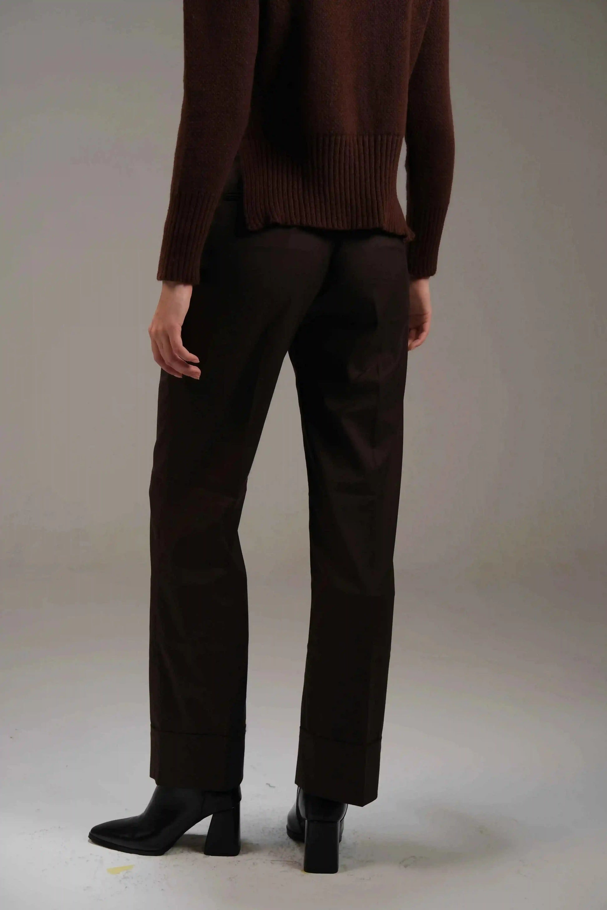 Trousers in Brown - A&Suz
